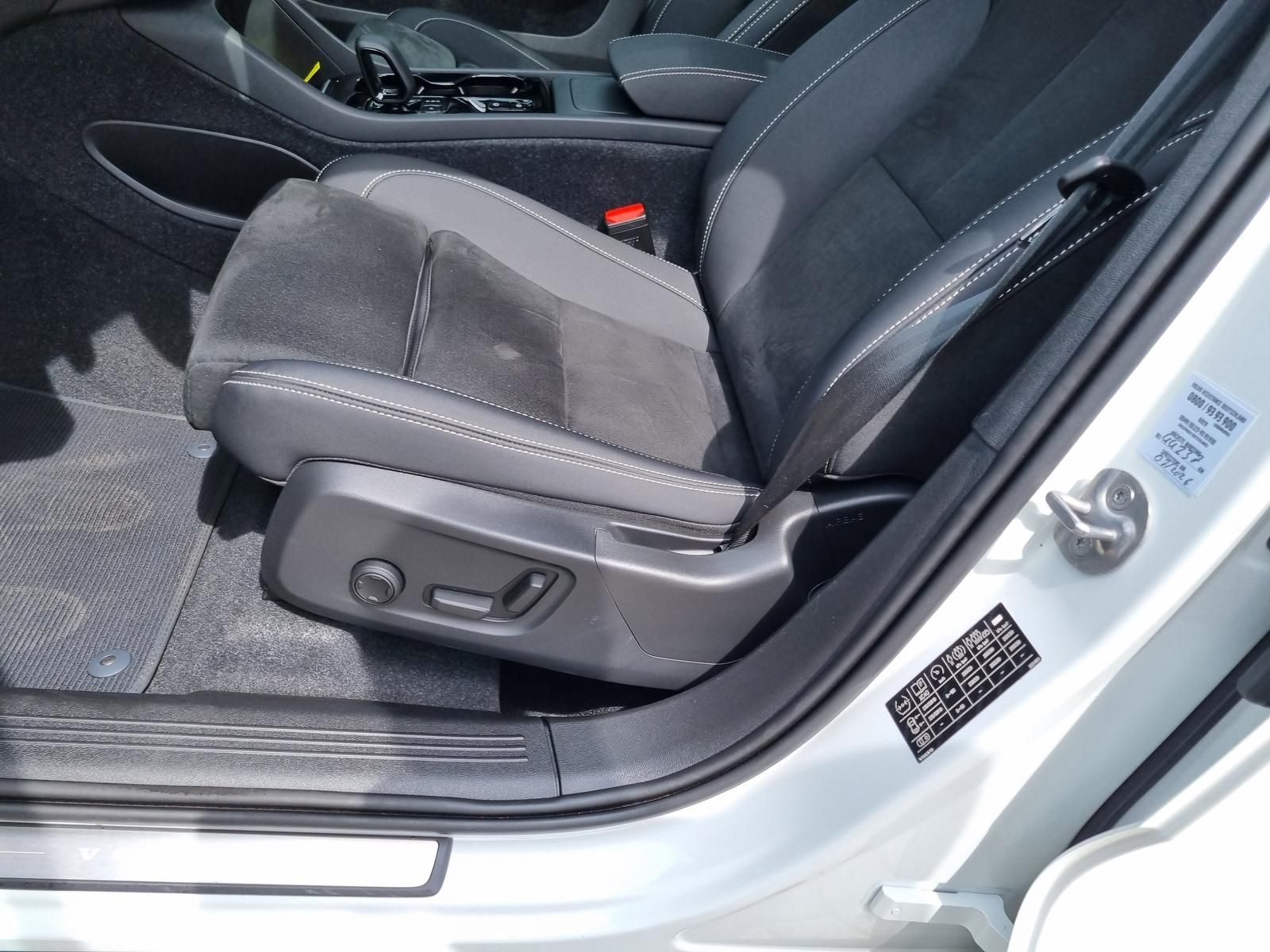 Fahrzeugabbildung Volvo XC40 B4 Benzin Plus Dark 'elektr. Glasdach'