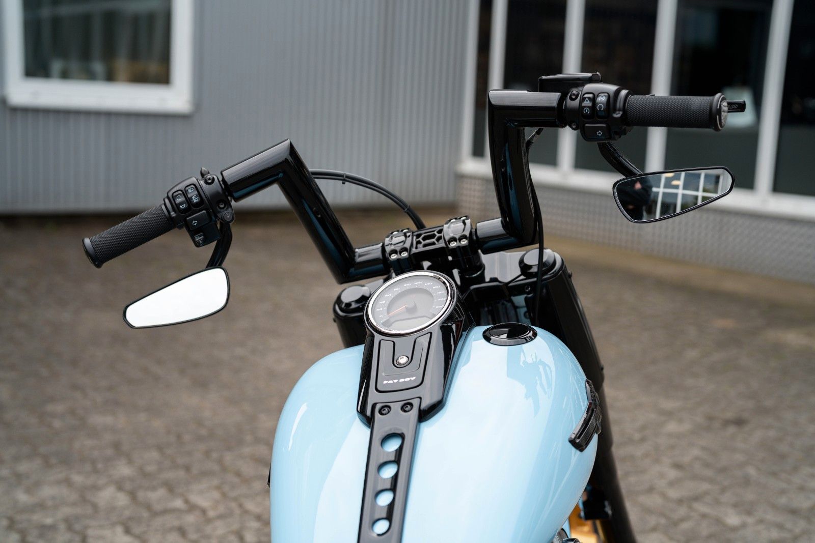 Fahrzeugabbildung Harley-Davidson Light Blue FAT BOY FLFBS 114 - Jekill & Hyde-
