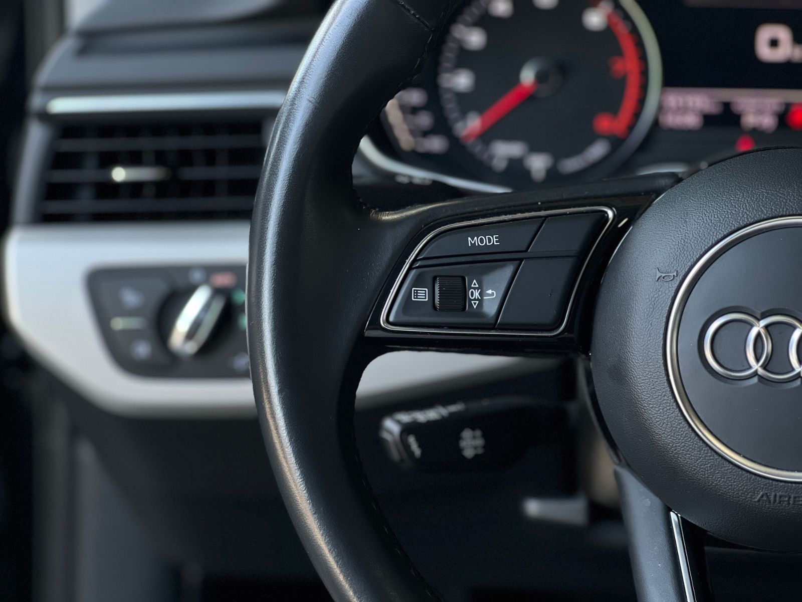 Fahrzeugabbildung Audi A4 Avant 40 TFSI S Line AHK SHZ NAVI KLIMA