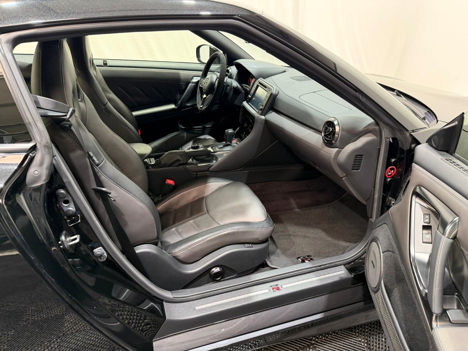 Fahrzeugabbildung Nissan GT-R Prestige Edition / S.heft Nissan Brömmler