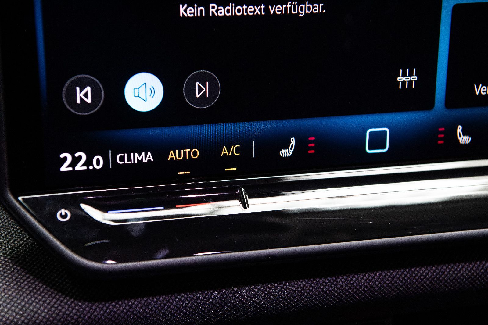 Fahrzeugabbildung Volkswagen T-Roc New Model Life 1.5l TSI DSG ACC APP Kamera