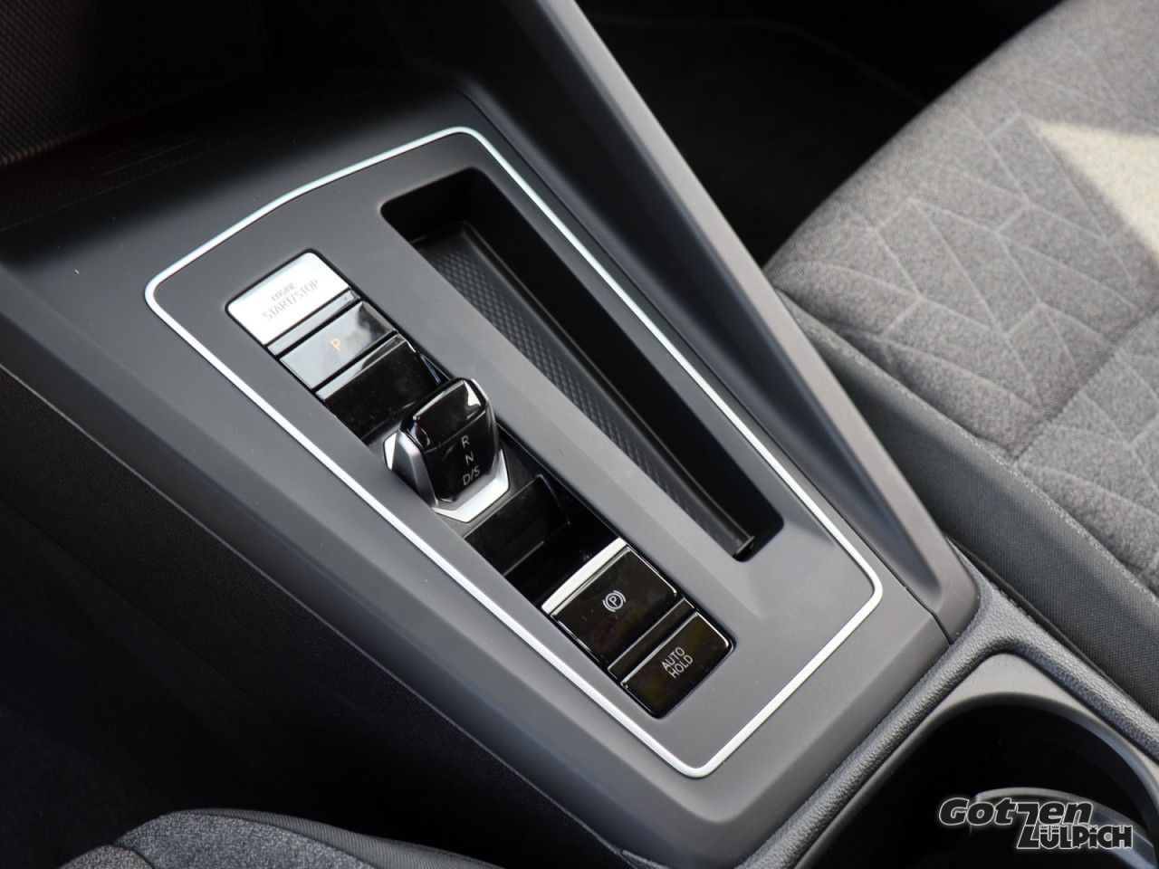 Fahrzeugabbildung Volkswagen Golf VIII 1.5 eTSI Move DSG Navi Bluetooth LED