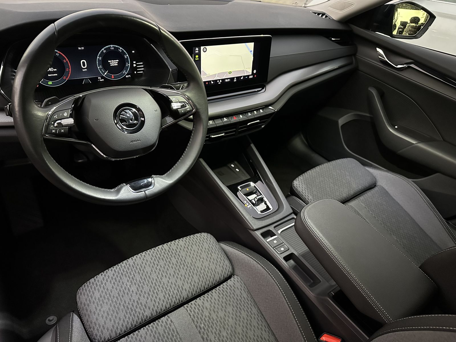 Fahrzeugabbildung SKODA Octavia Combi 2.0 TDI DSG Ambition NAV+LED+VCOCK