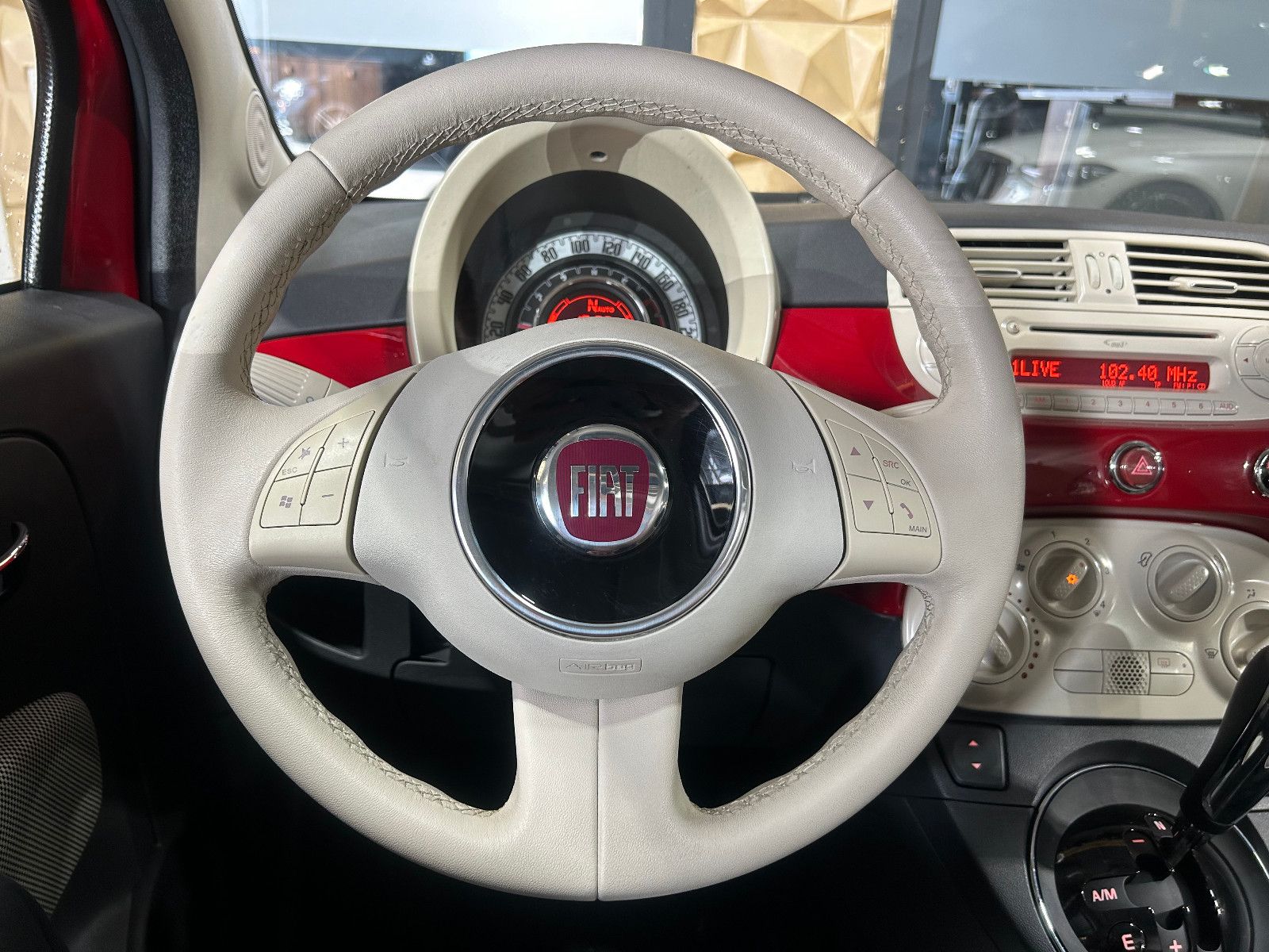 Fahrzeugabbildung Fiat 500 Lounge/AUTOMATIK/PANO/KLIMA/1.HAND