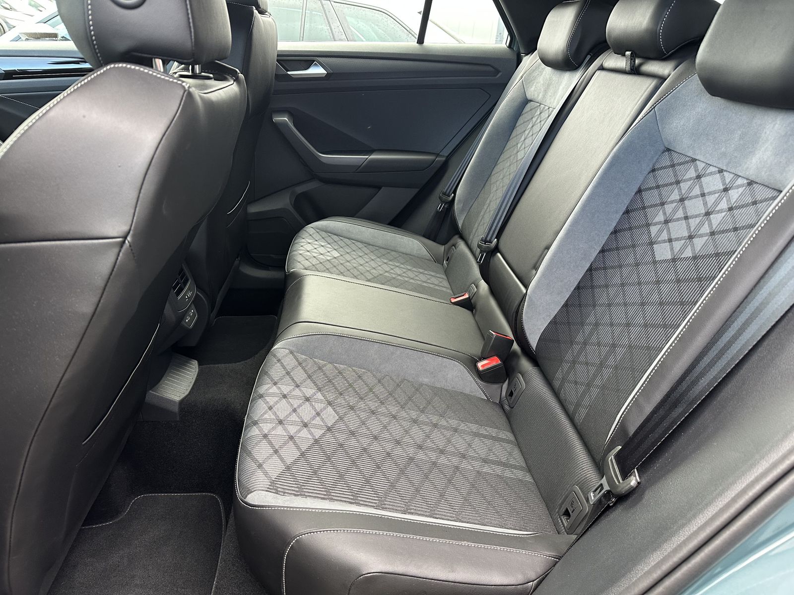 Fahrzeugabbildung Volkswagen T-Roc 2.0 TDI R-Line 4Motion NAV+LED+V-COCK+KAM
