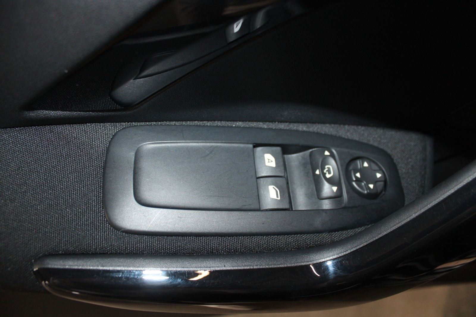 Fahrzeugabbildung Peugeot 208 Signature 110 Aut. Klimaauto PANO SHZ Allwet