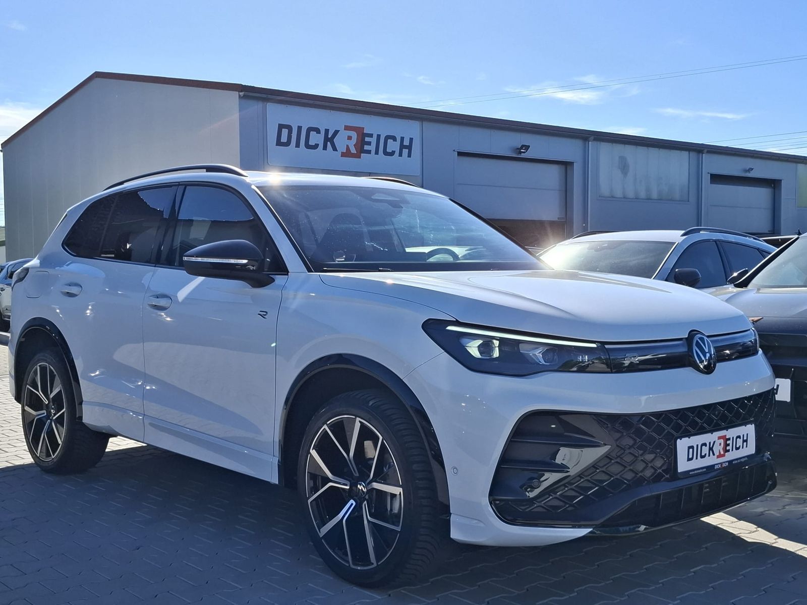 Fahrzeugabbildung Volkswagen Tiguan 2.0 TDI 4M R-Line BLACK*PAN*HK*AHK*MATRIX