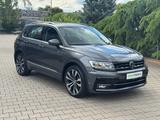 Volkswagen Tiguan 2.0 TSI 4Motion R-Line - Volkswagen Tiguan mit Benzin-Antrieb: mit Navigationssystem, Geländewagen, mit Klimaanlage