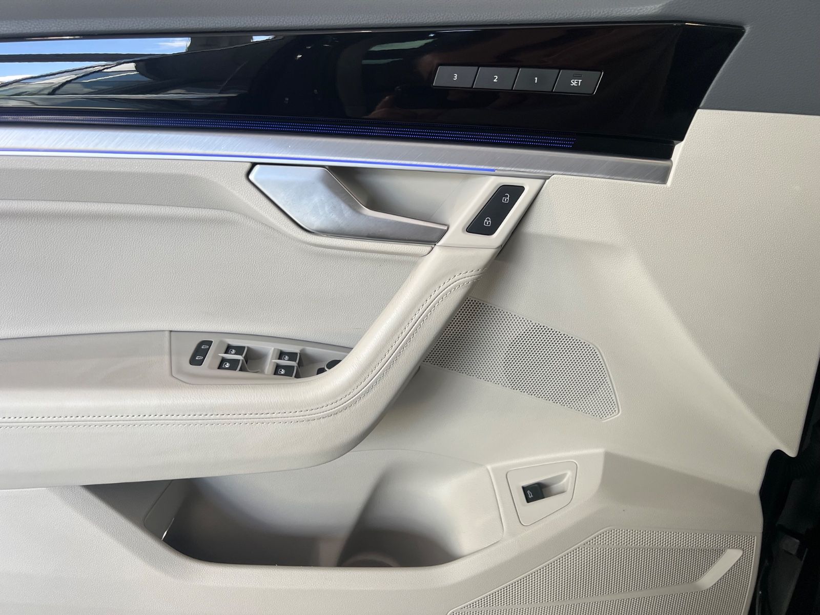 Fahrzeugabbildung Volkswagen Touareg 4.0 V8 Elegance 4Motion R line