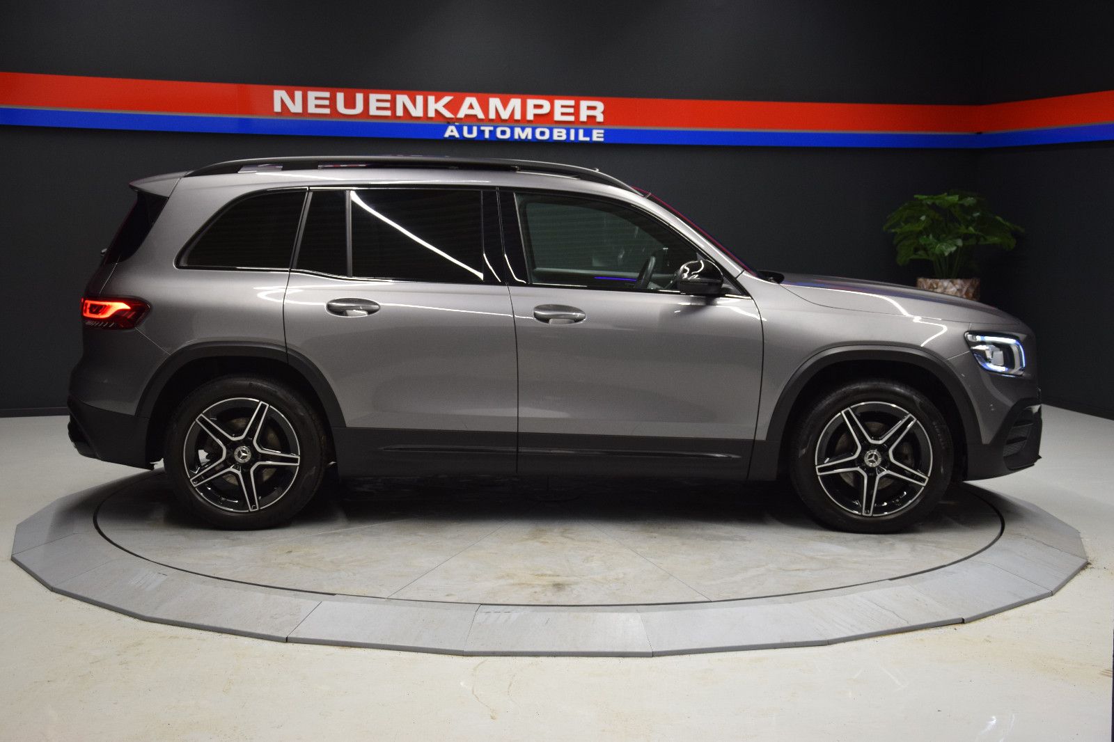 Fahrzeugabbildung Mercedes-Benz GLB 200 AMG Line 7Sitze Pano Ambi Widescreen AHK