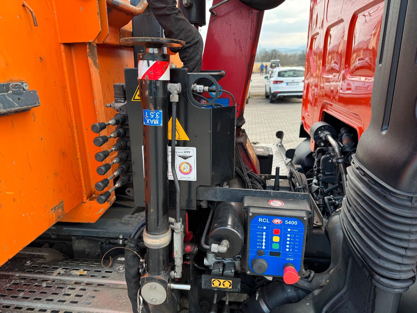 Fahrzeugabbildung DAF FA LF 180 8t Abrollkipper mit Ladekran