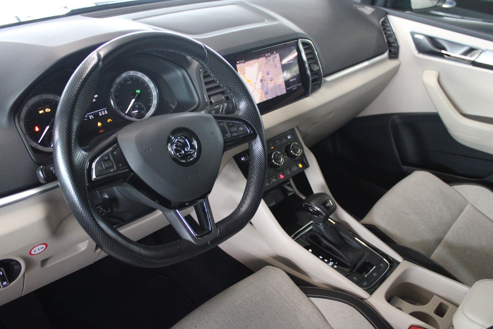 Fahrzeugabbildung SKODA Karoq 1.5 TSI ACT DSG Style LED AHK NAVI WinterP
