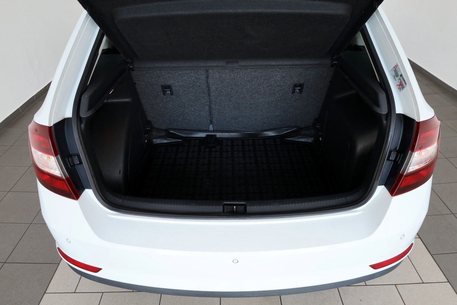 Fahrzeugabbildung SKODA Rapid Spaceback Ambition Navi,Panorama,SH,PDC