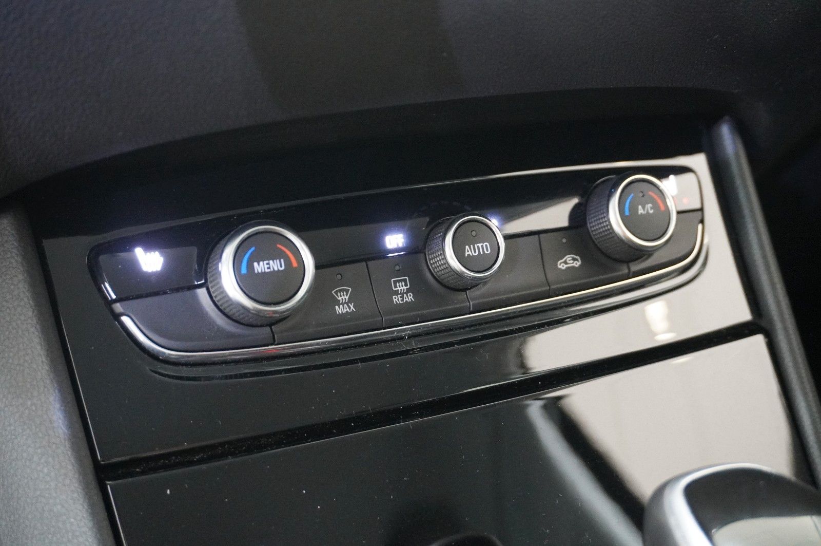 Fahrzeugabbildung Opel Grandland (X) 1.2T INNOV. NAVI/LED/KAMERA/SH/DAB