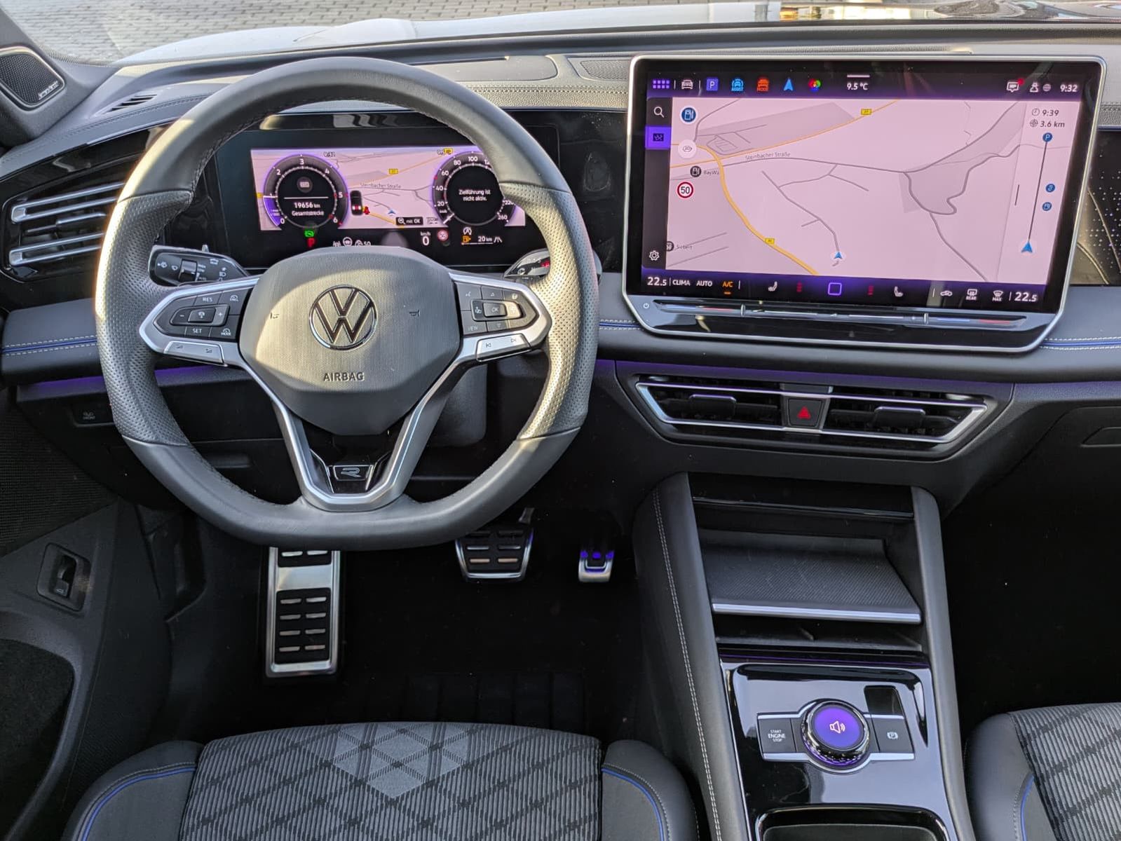 Fahrzeugabbildung Volkswagen Tiguan 2.0TDI R-Line 4M Pano Black Matrix AHK 20