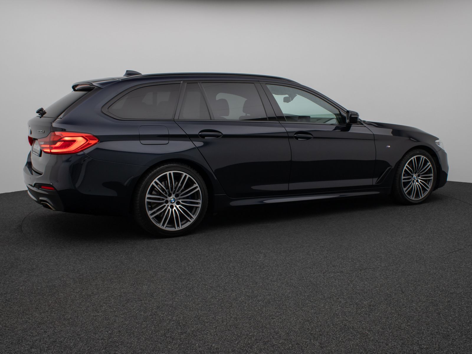 Fahrzeugabbildung BMW 530d xD M Sport Panorama Kamera HUD H/K Komfort