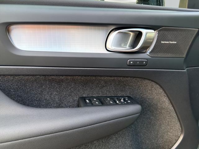 Volvo XC40 B4 Mild-Hybrid Ultra Dark Standheizung AHK 