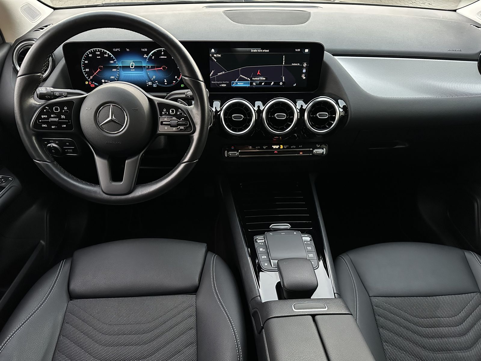 Fahrzeugabbildung Mercedes-Benz GLA 180d Style NAV+LED+WIDESCREEN+KAM+1HD+17ZOLL