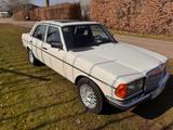Mercedes-Benz W123 280 E Automatik Oldtimer  - Mercedes-Benz 280 Limousine W123 mit Benzin-Antrieb