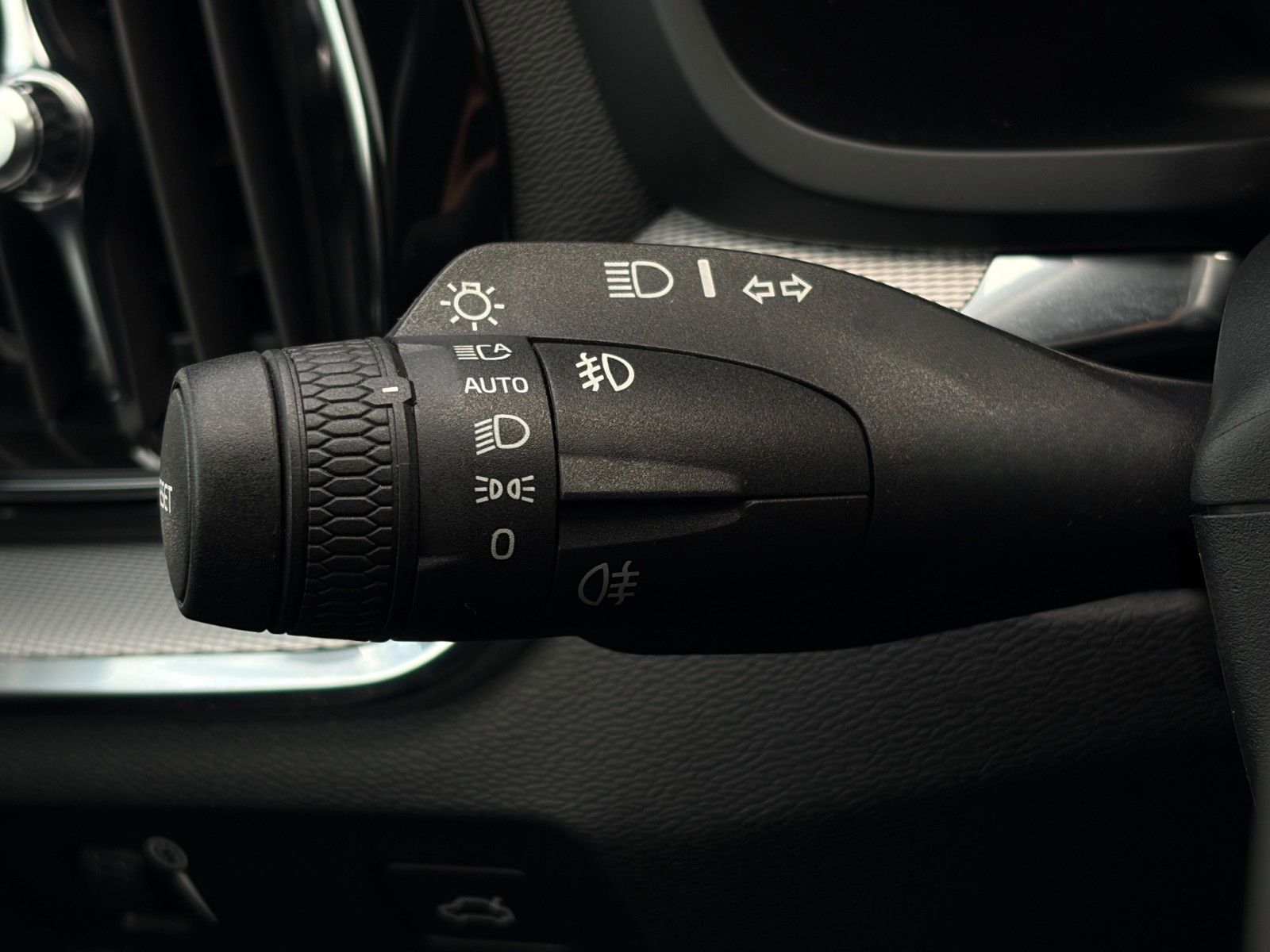 Fahrzeugabbildung Volvo V60 AWD R-Design ACC ProH&K 360° LED CarPl. Memo