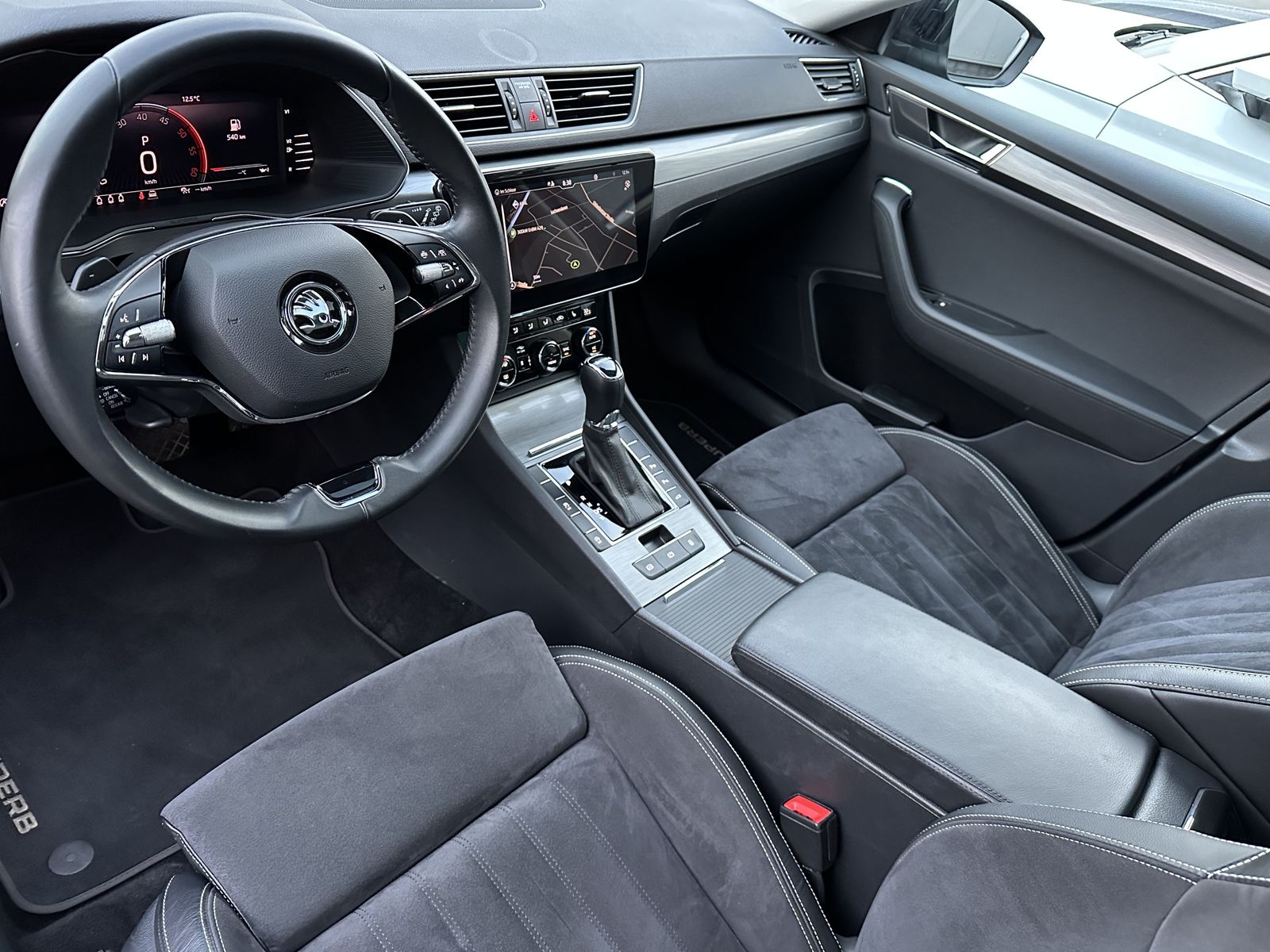 Fahrzeugabbildung SKODA Superb Combi 2.0 TDI DSG Style NAV+LED+PANO+ACC