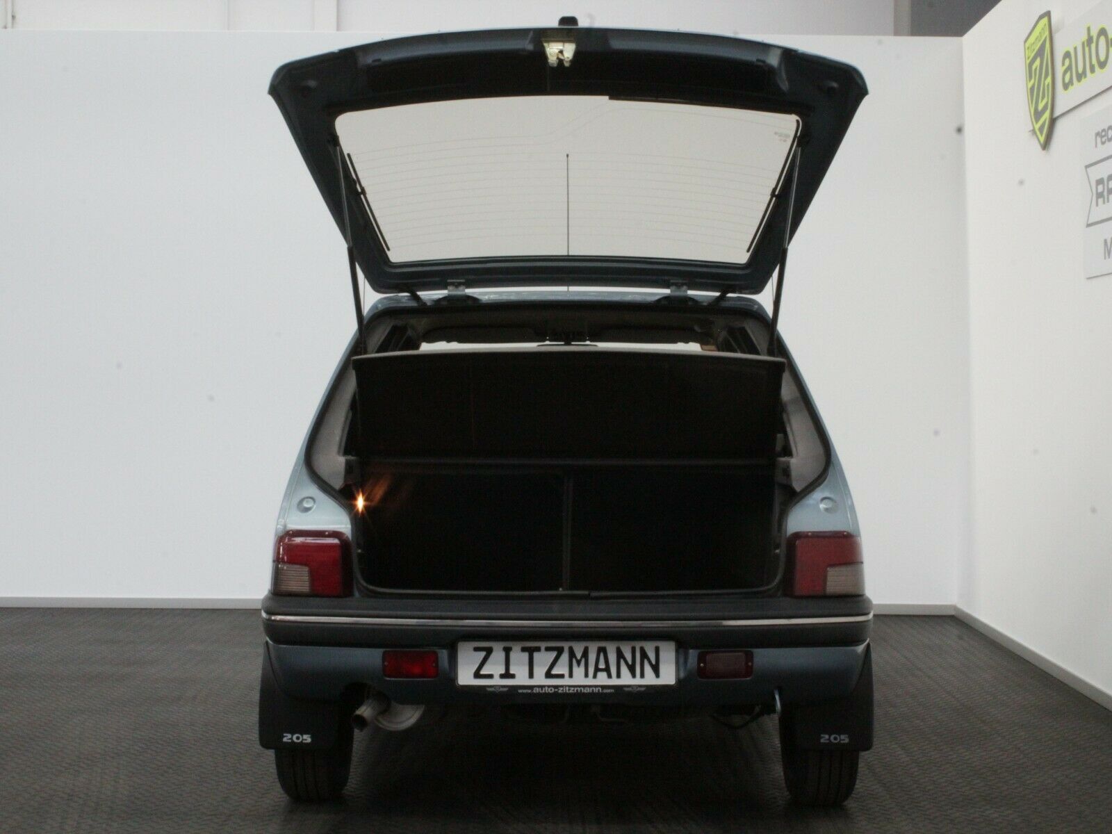 Fahrzeugabbildung Peugeot 205 Automatik Sammler-Zustand