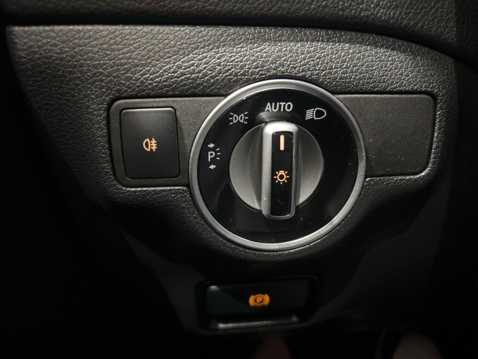 Mercedes-Benz CLA220d 4M SB 2.HD DSG ACC LED PANO NAV PARK SHZ foto 23