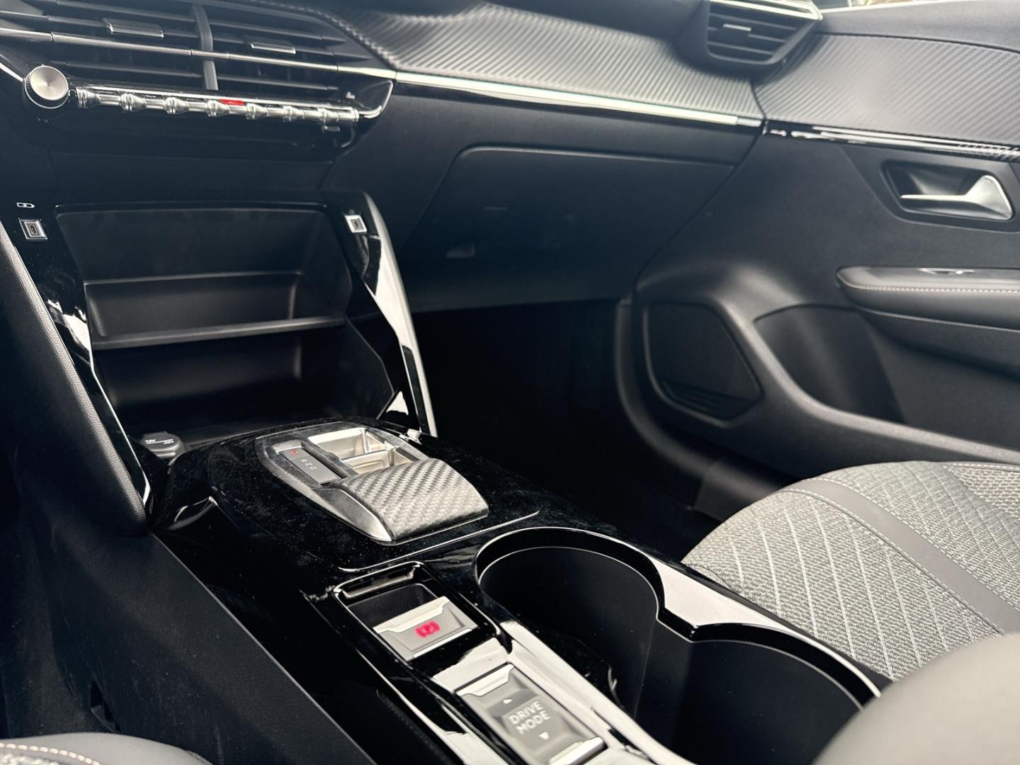Peugeot 208 Hybrid Allure 81kW AT Sicht-Navigations-Pake