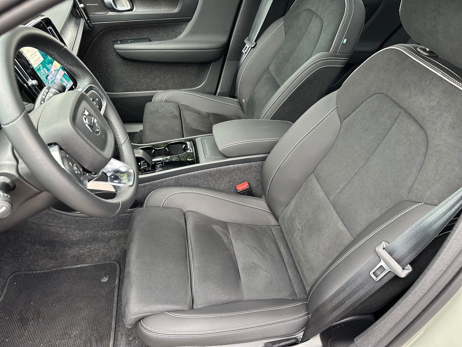 Fahrzeugabbildung Volvo XC40 Ultimate Recharge Pure Electric AWD, Panor