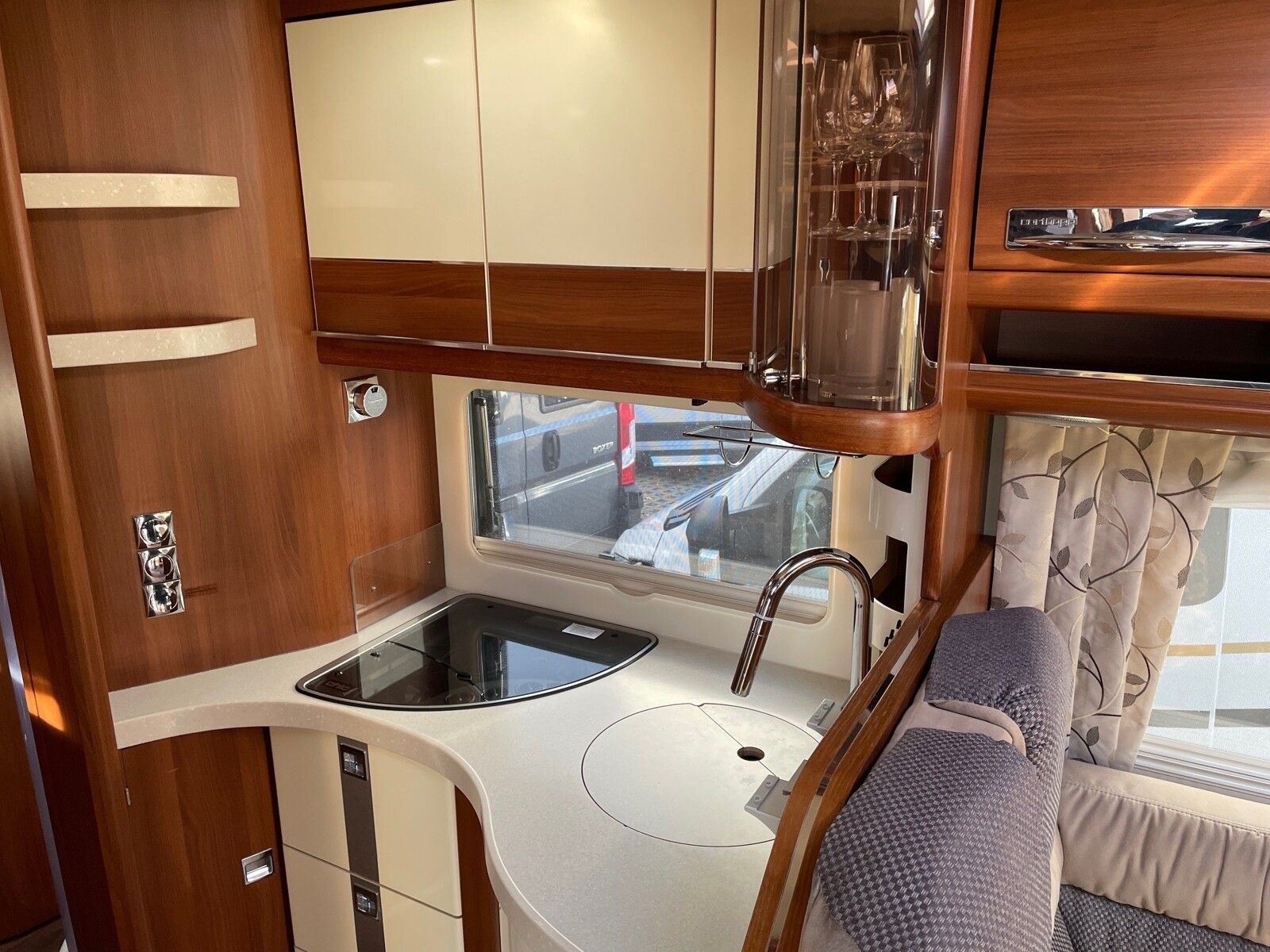 Fahrzeugabbildung Carthago chic e-line I 50 Yachting Solar, TV, Luftfederun