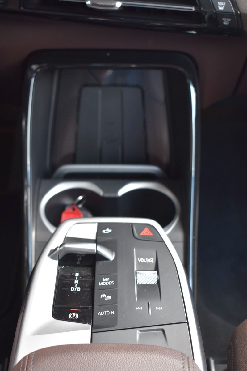 BMW iX1 30 xDrive Navi PanoDach Keyless LED foto 16