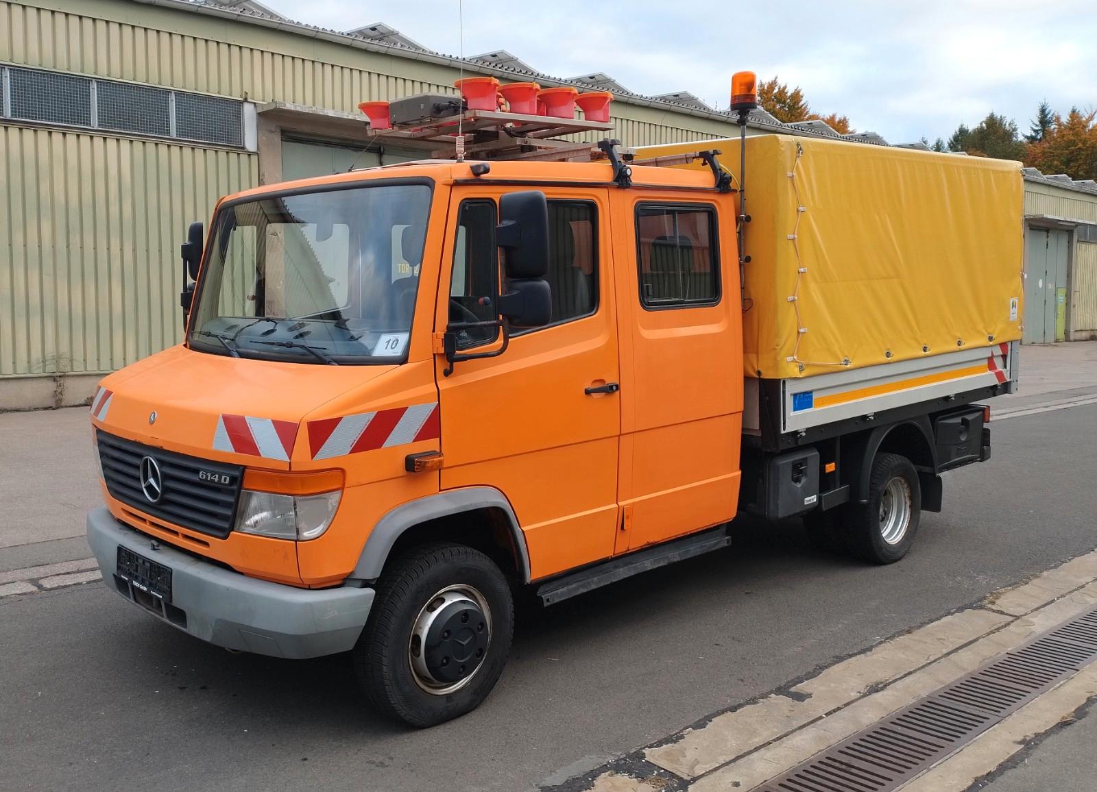 Mercedes-Benz Vario 614 D Doka Plane Verkehrsleittafel