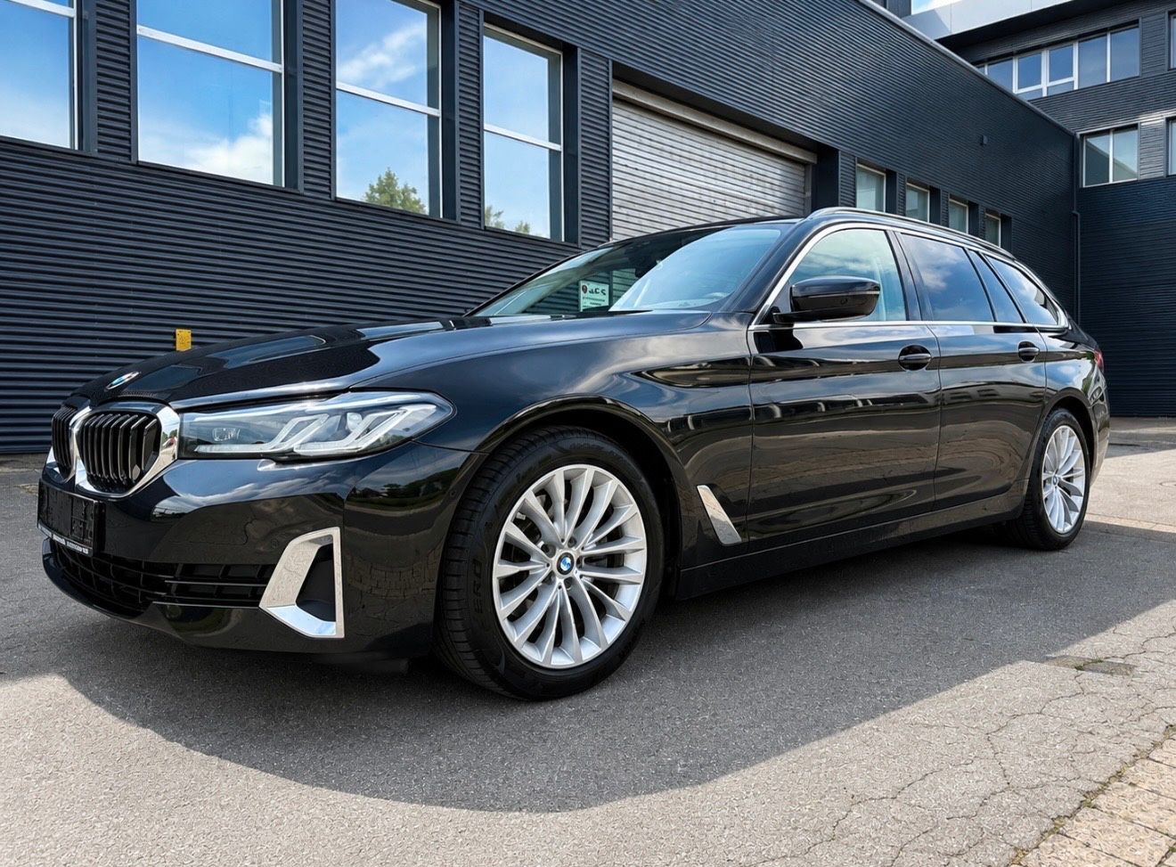 BMW 520 d Touring xDrive Luxury Line Pano AHK H/K R-