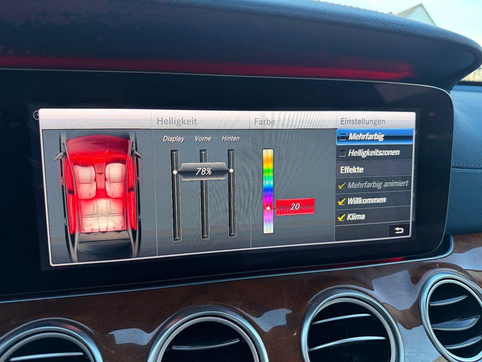 Fahrzeugabbildung Mercedes-Benz E 300 de/AMG/HEAD-UP/VIRTUAL/AMBIENTE/BURMESTER/