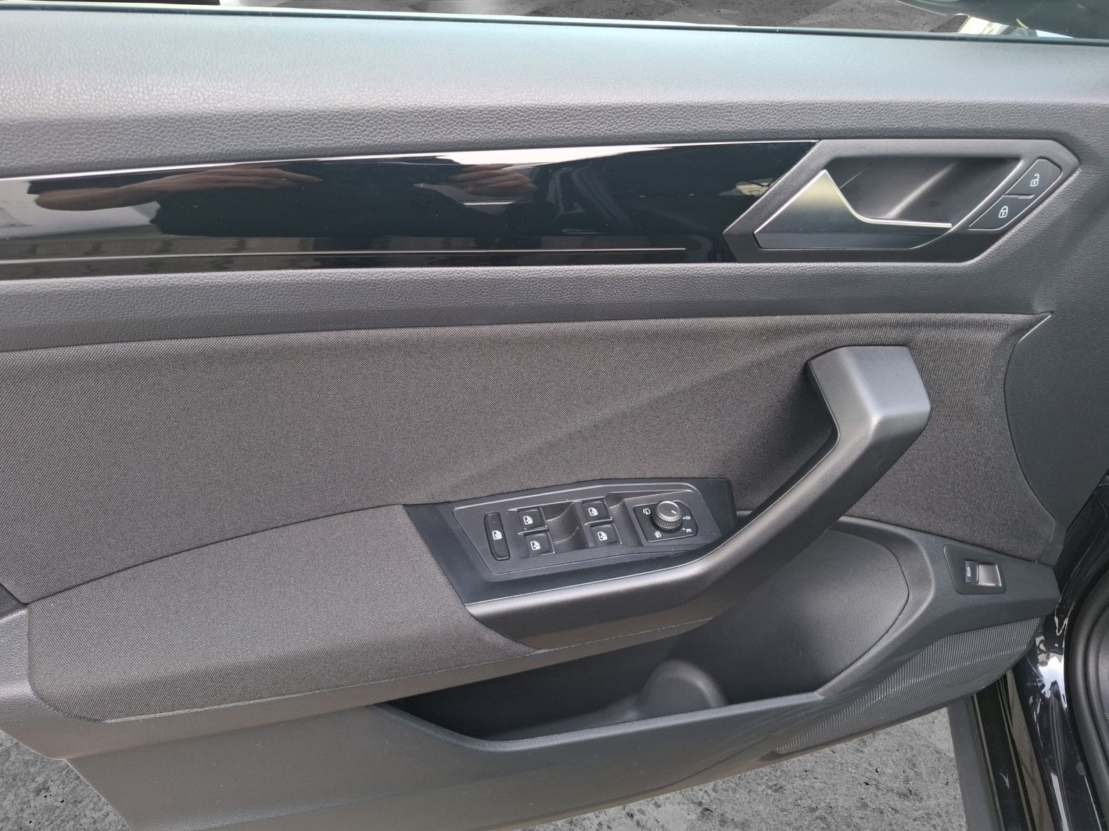 Fahrzeugabbildung Volkswagen T-Roc TSI Sport DSG LED AHK CarPlay ACC RFK SH 1