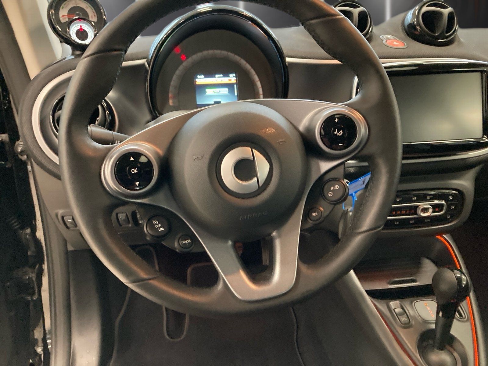 Fahrzeugabbildung Smart smart EQ fortwo Exclusive*Kamera*Media*LED*22kW*