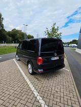 Volkswagen T6 Multivan - blaue Volkswagen T6 Multivan