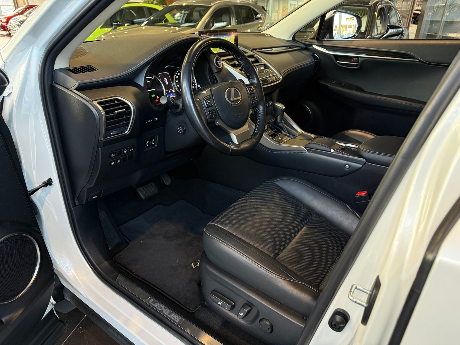 Fahrzeugabbildung Lexus NX 300h E-Four Luxury Line HUD 360° LED NAV