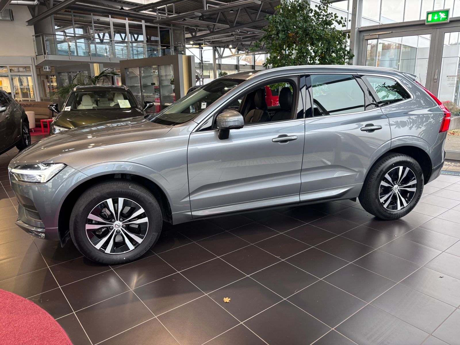 Fahrzeugabbildung Volvo XC60 Momentum Pro 2WD RFK LED LEDER