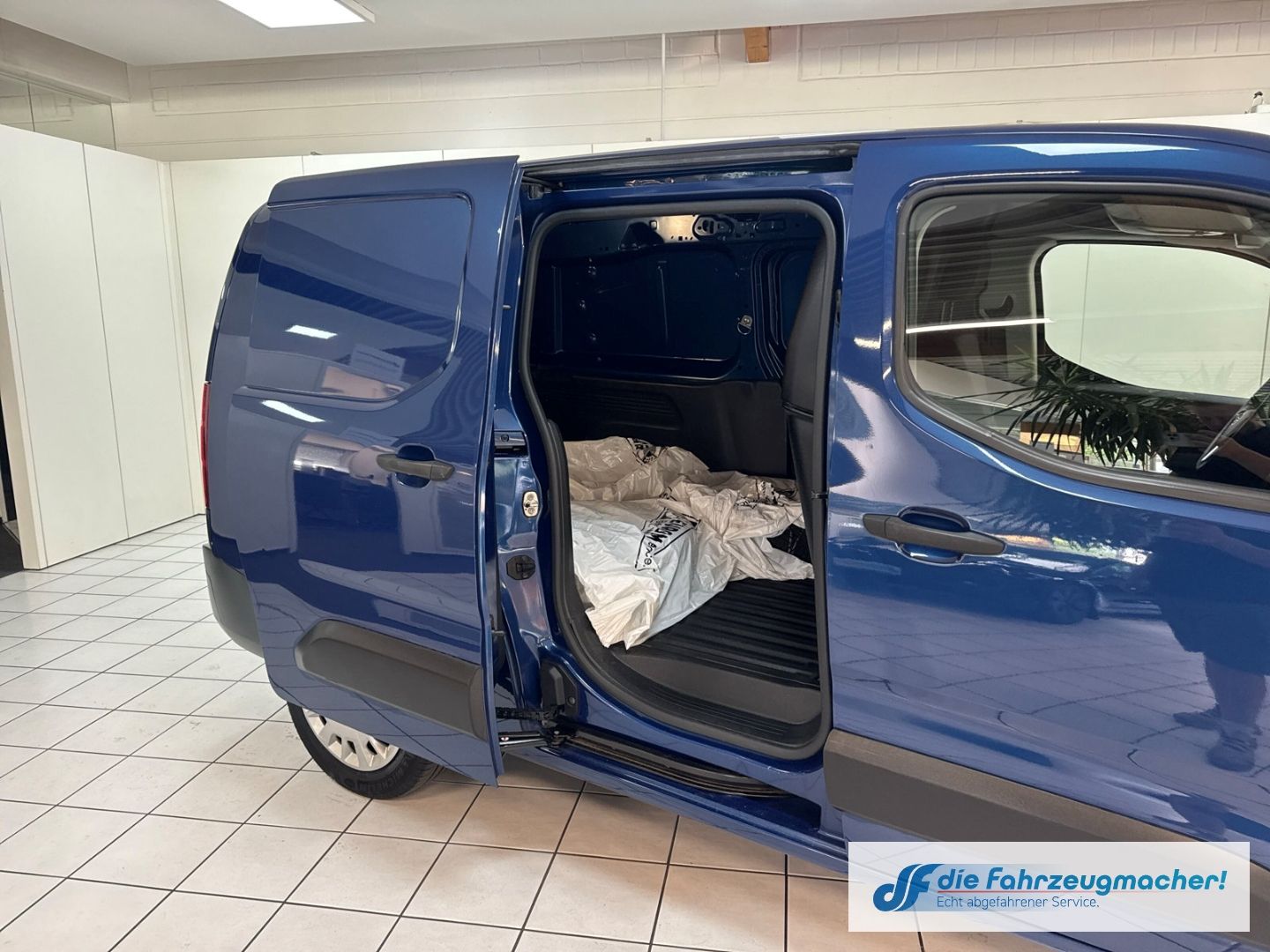 Fahrzeugabbildung Opel Combo E Cargo Maxi Edition L2 XL 1.5D Klima EU6d