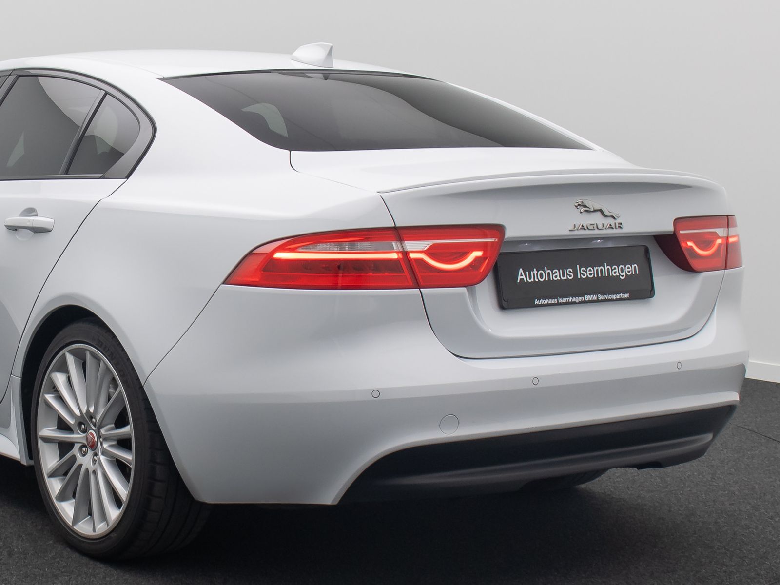 Fahrzeugabbildung Jaguar XE R-Sport FahrAssist Navi Sound Komfort 19Zoll