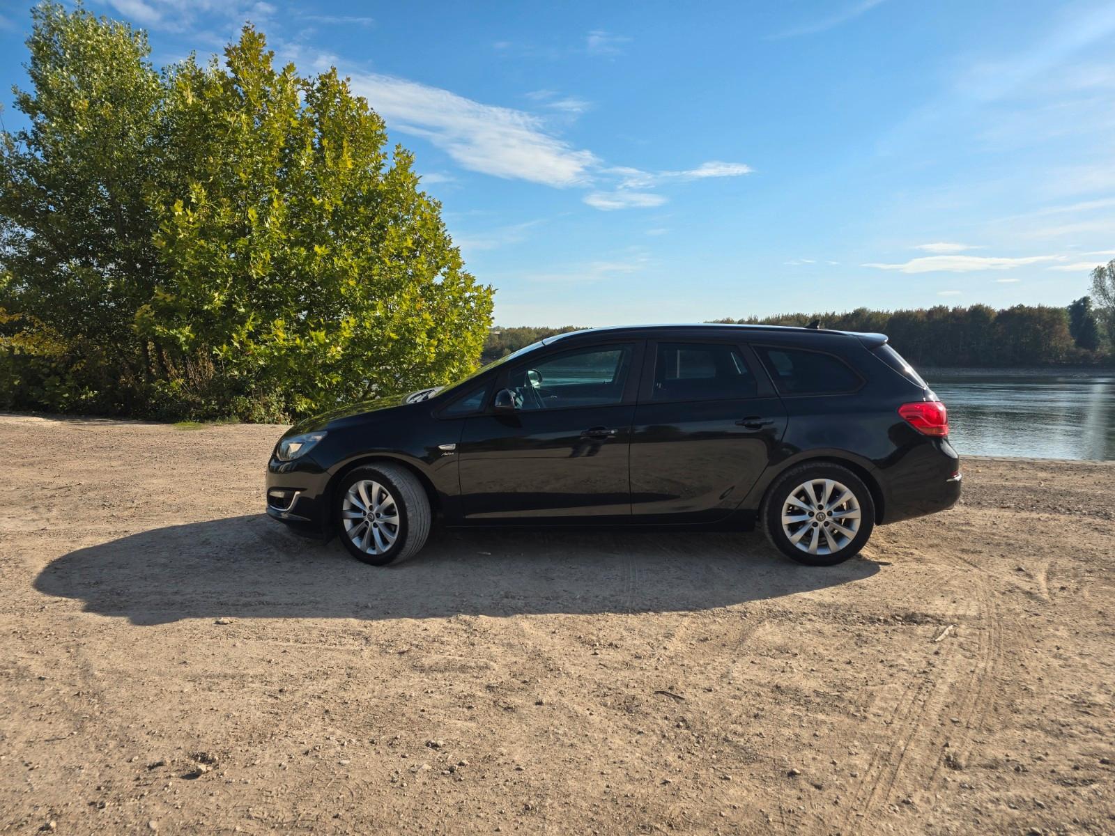 Opel Astra 2013 — rear view