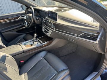 BMW 750 - 12