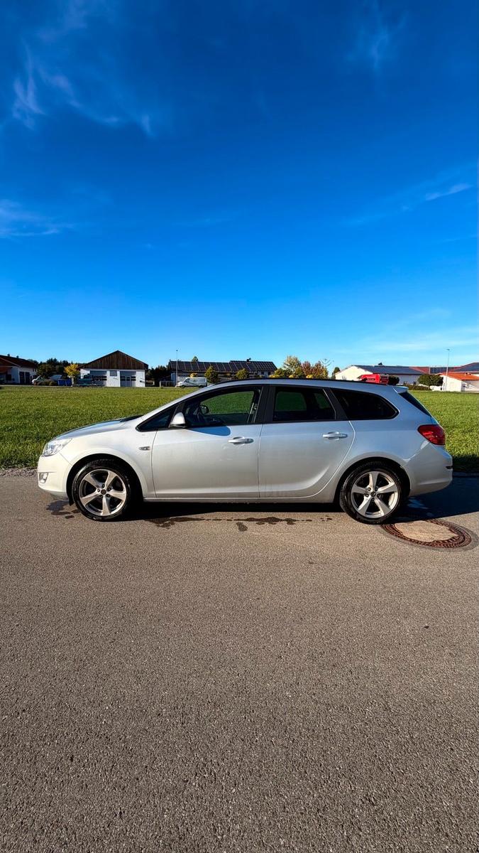Opel Astra 2011 — photo 8