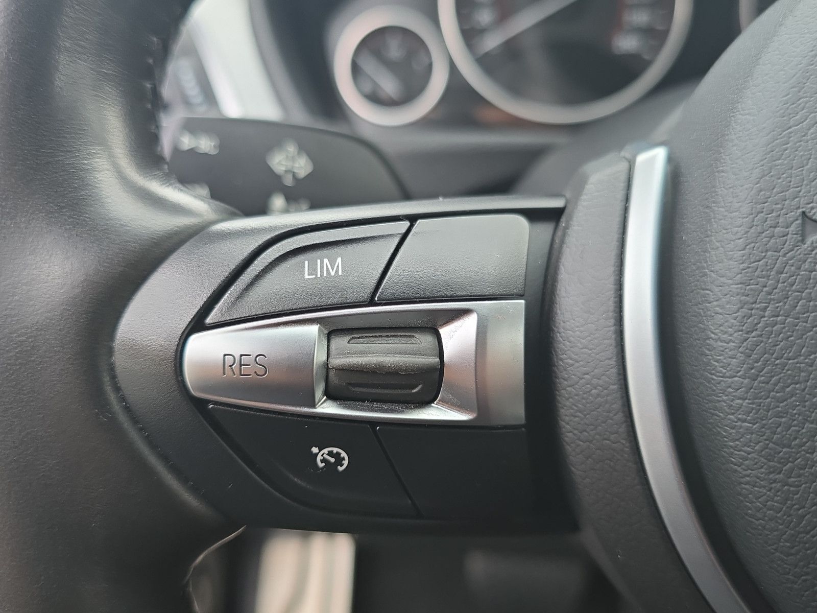 Fahrzeugabbildung BMW 330 e iPerformance M-Sportpaket +LED+ALCANTARA