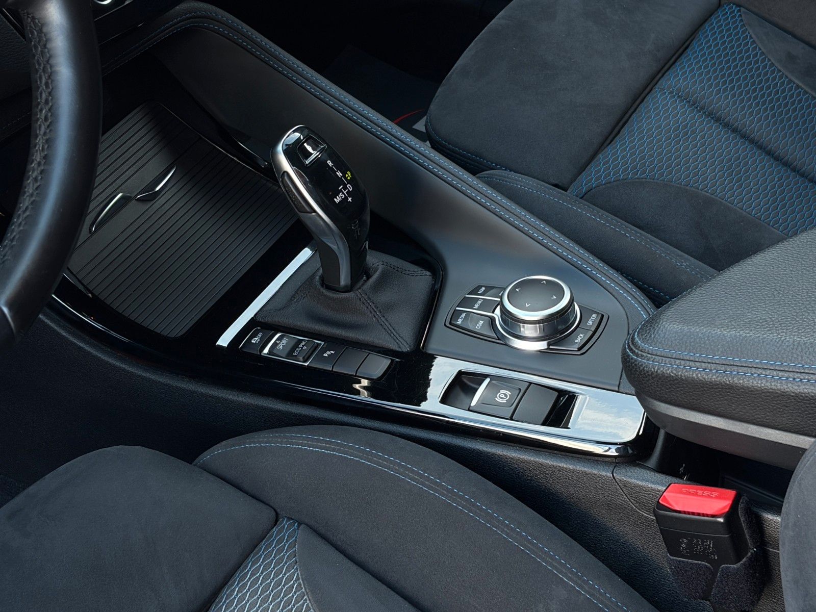 Fahrzeugabbildung BMW X1 sDrive20i M Sport Shadow LED Temp PDC
