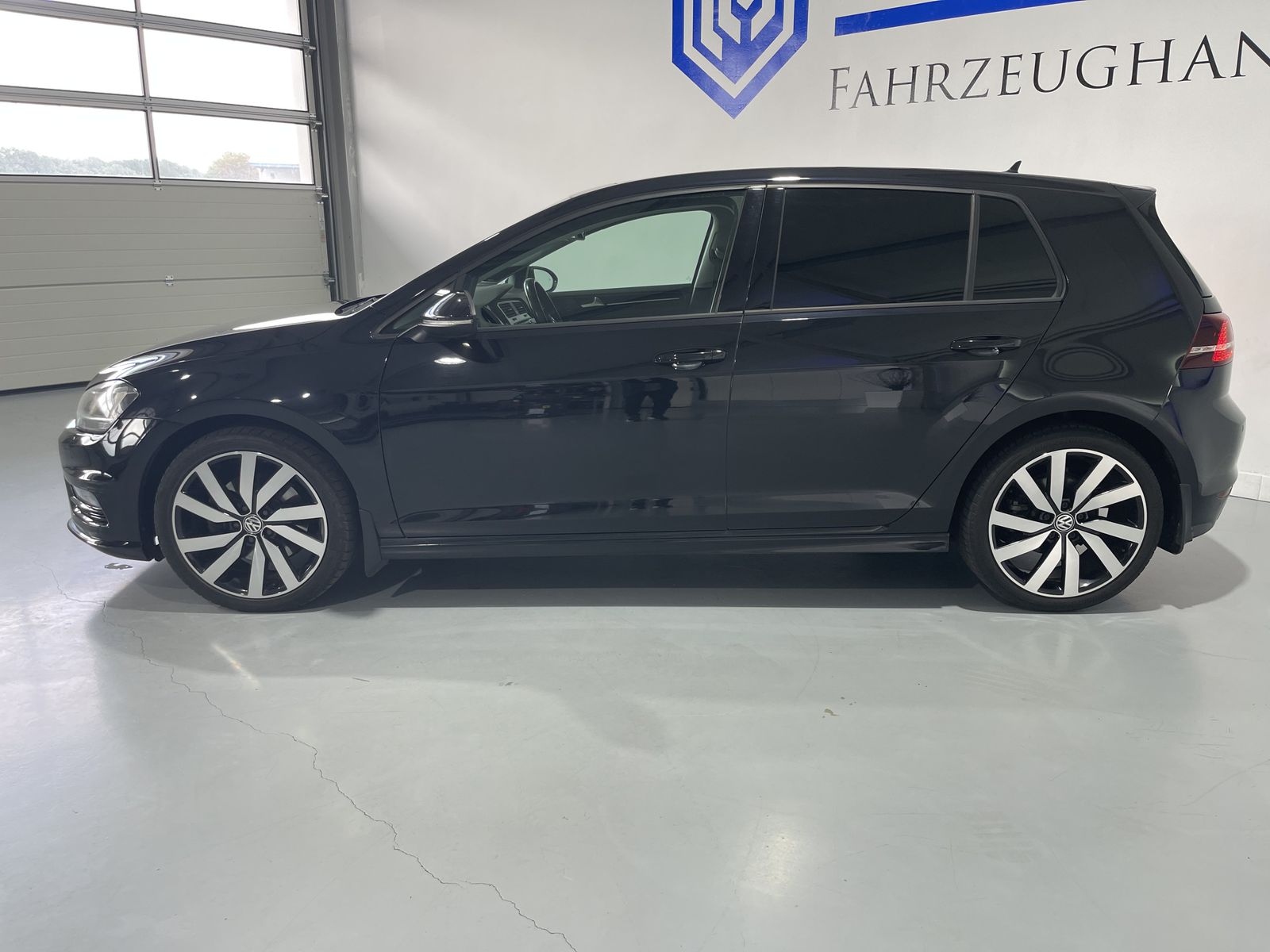 Fahrzeugabbildung Volkswagen Golf R-Line 2.0 TDI*SoftClose*LED*Cam*AHK*DVD*