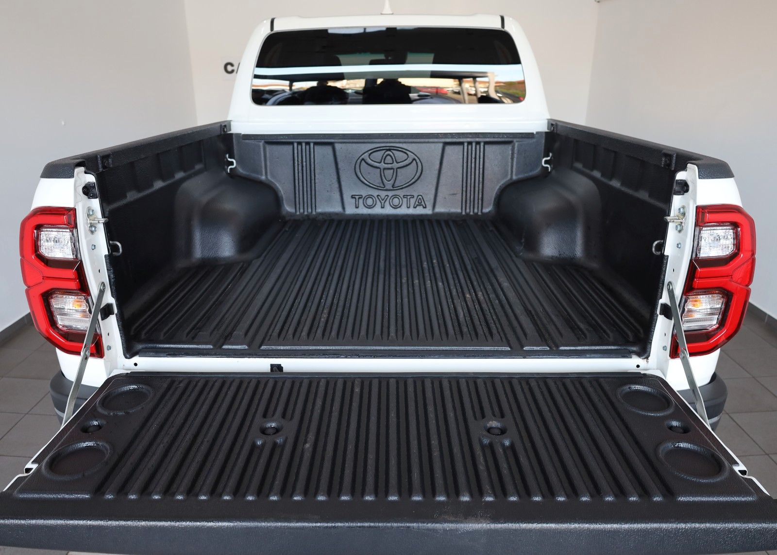 Fahrzeugabbildung Toyota Hilux 2.8 D-4D 4x4 Invincible,Leder,ACC,Garantie
