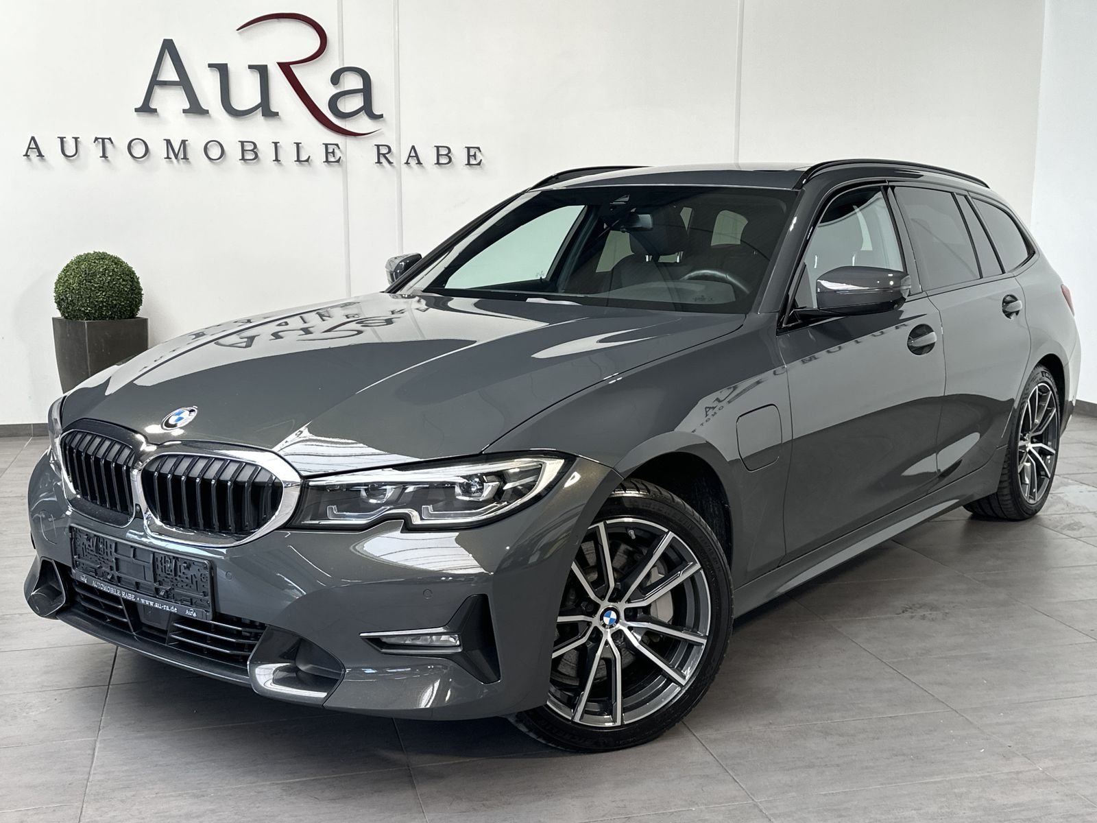 Fahrzeugabbildung BMW 330e Touring xDrive Sport Line NAV+LED+AHK+PANO