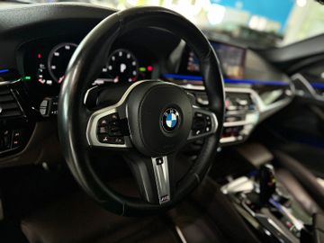 Fahrzeugabbildung BMW M550d xDr Pano HUD ACC DAB H/K Apple Carplay